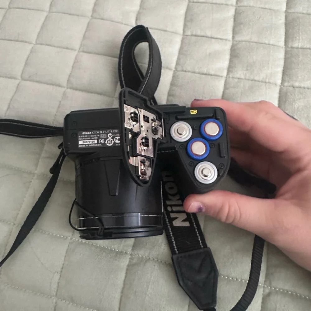 Nikon Coolpix Sleek Black Camera (Needs Repaired)